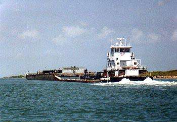 tugboat.jpg (53426 bytes)